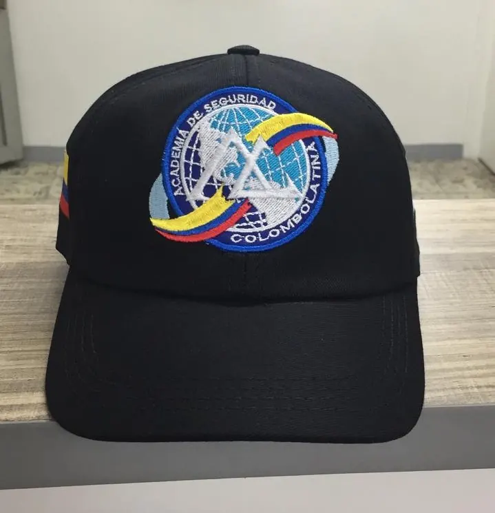 Gorra negra con escudo institucional bordado